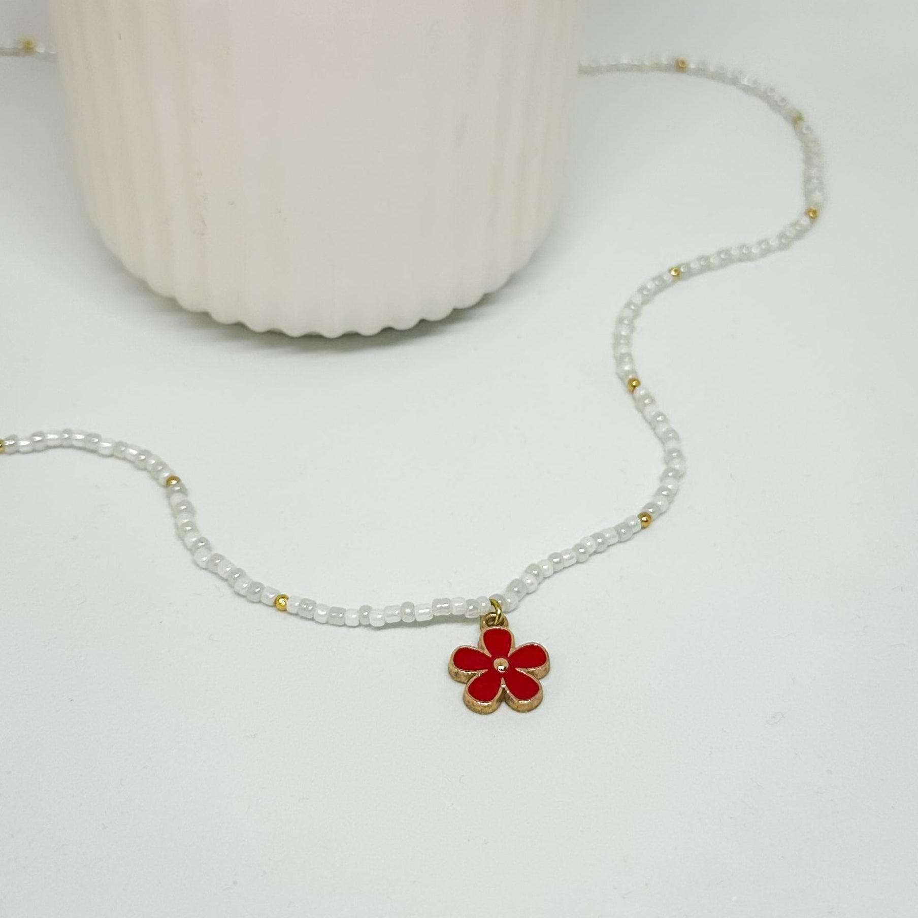 Perlenkette mit rotem Blumenanhänger