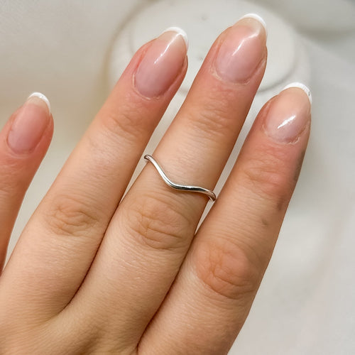 935 Silberring minimalistisch am Finger – handgefertigter V-Ring für Damen