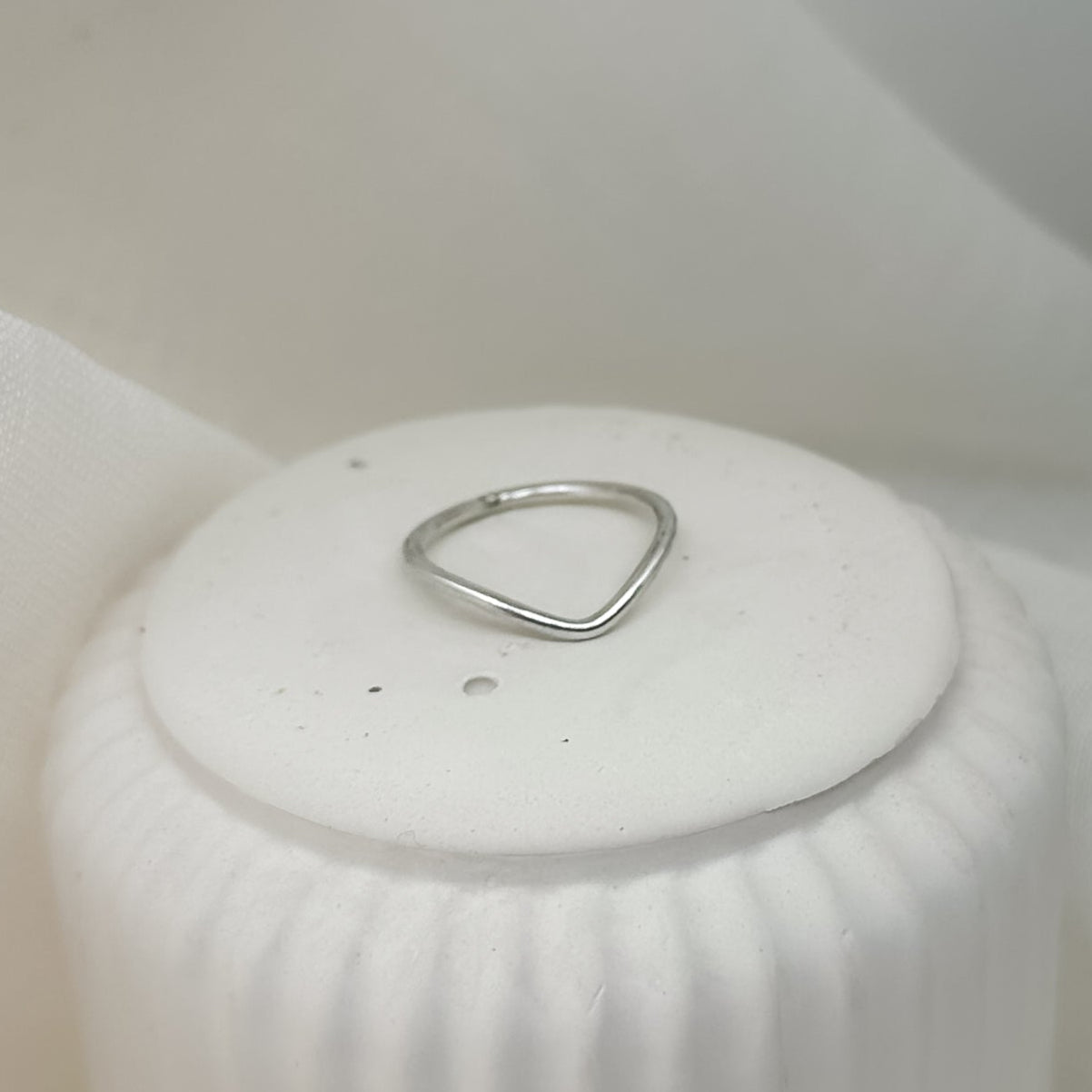 925 Silberring auf weißem Podest – minimalistisches Schmuckdesign