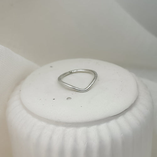 925 Silberring auf weißem Podest – minimalistisches Schmuckdesign