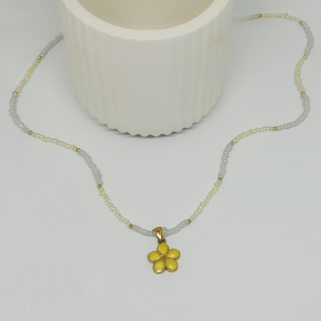 Perlenkette mit gelbem Blumenanhänger