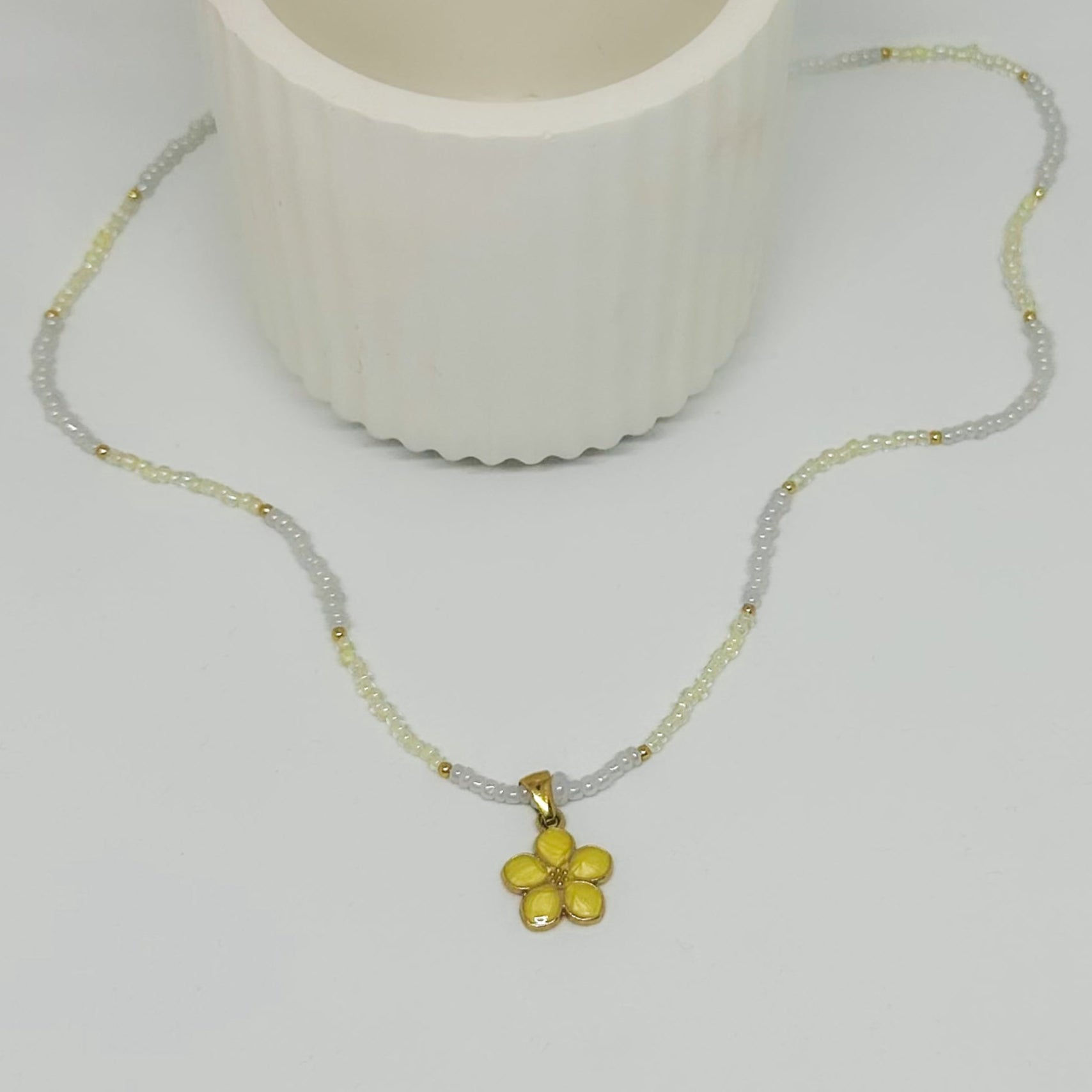 Perlenkette mit gelbem Blumenanhänger
