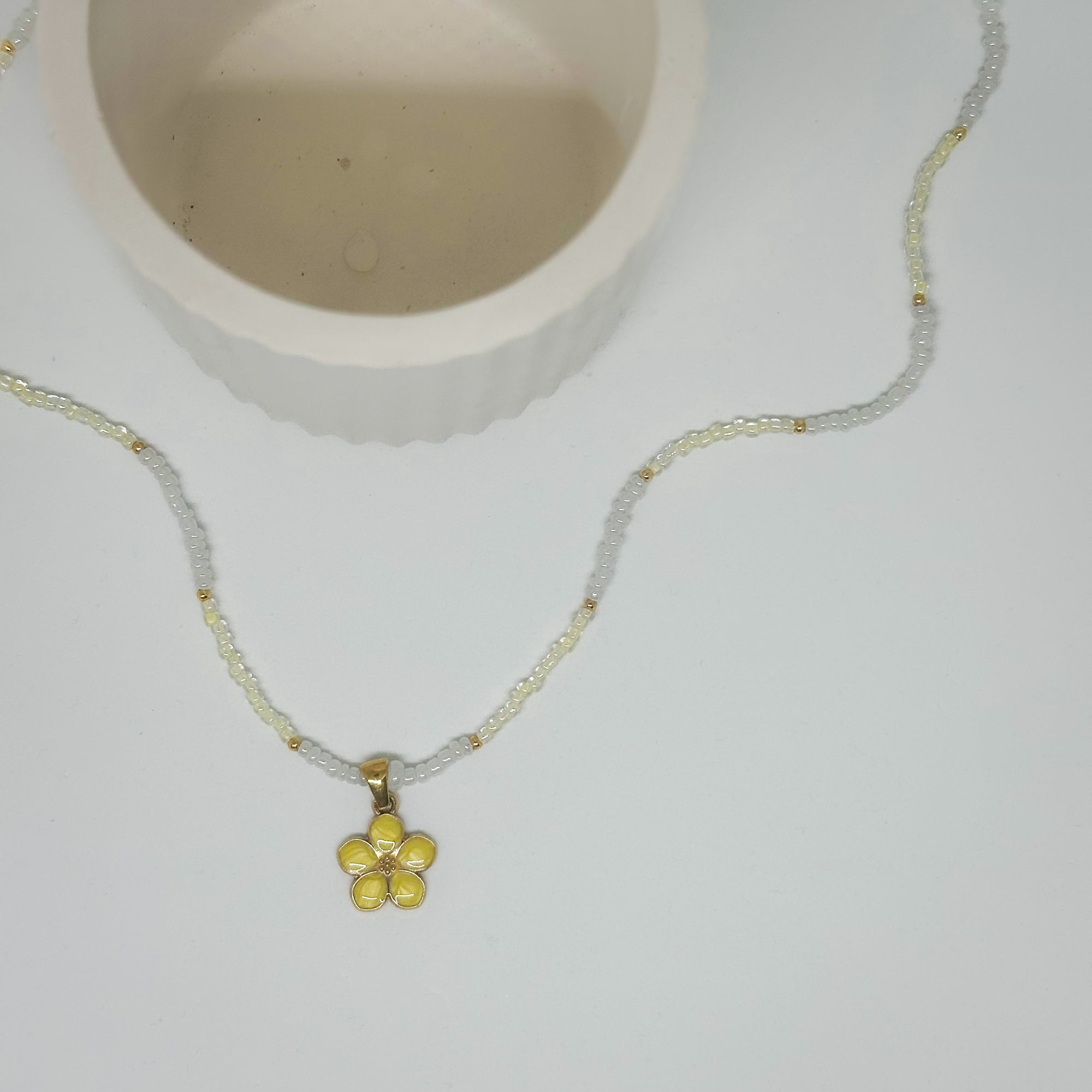 Perlenkette mit gelbem Blumenanhänger