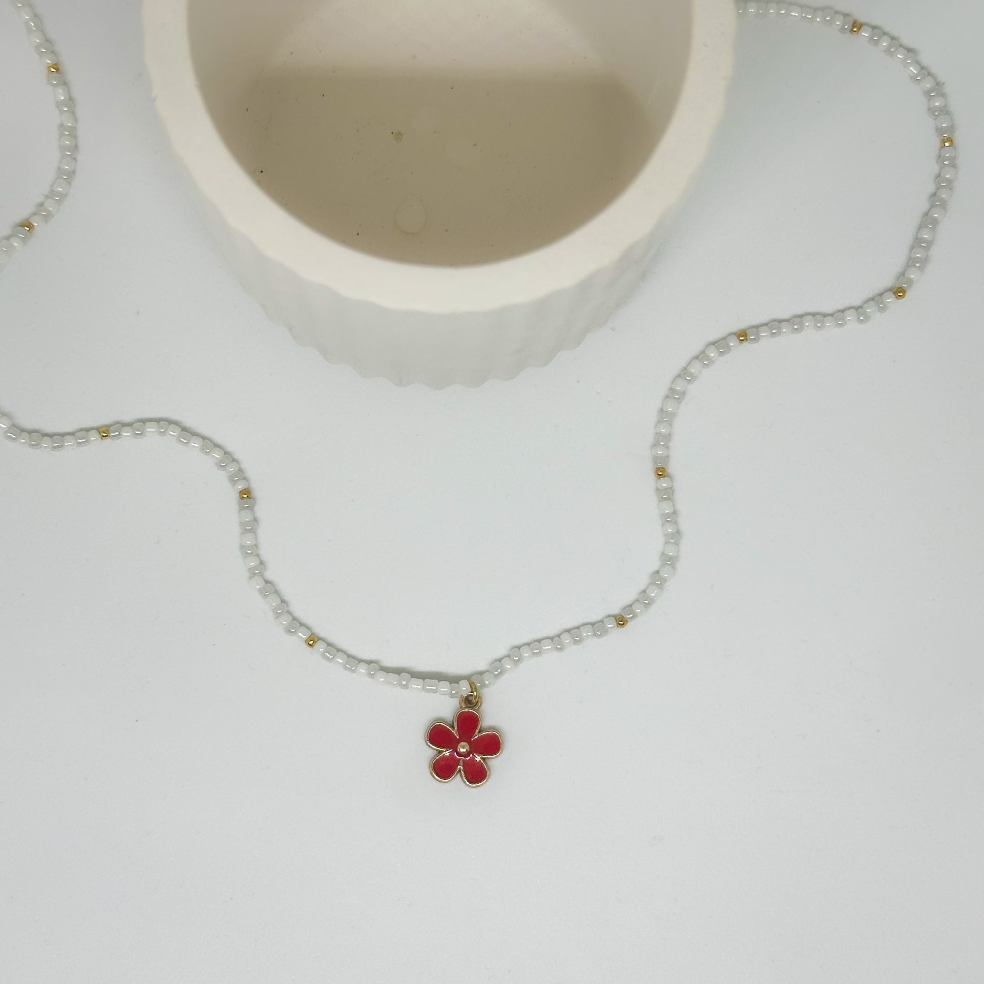 Perlenkette mit rotem Blumenanhänger