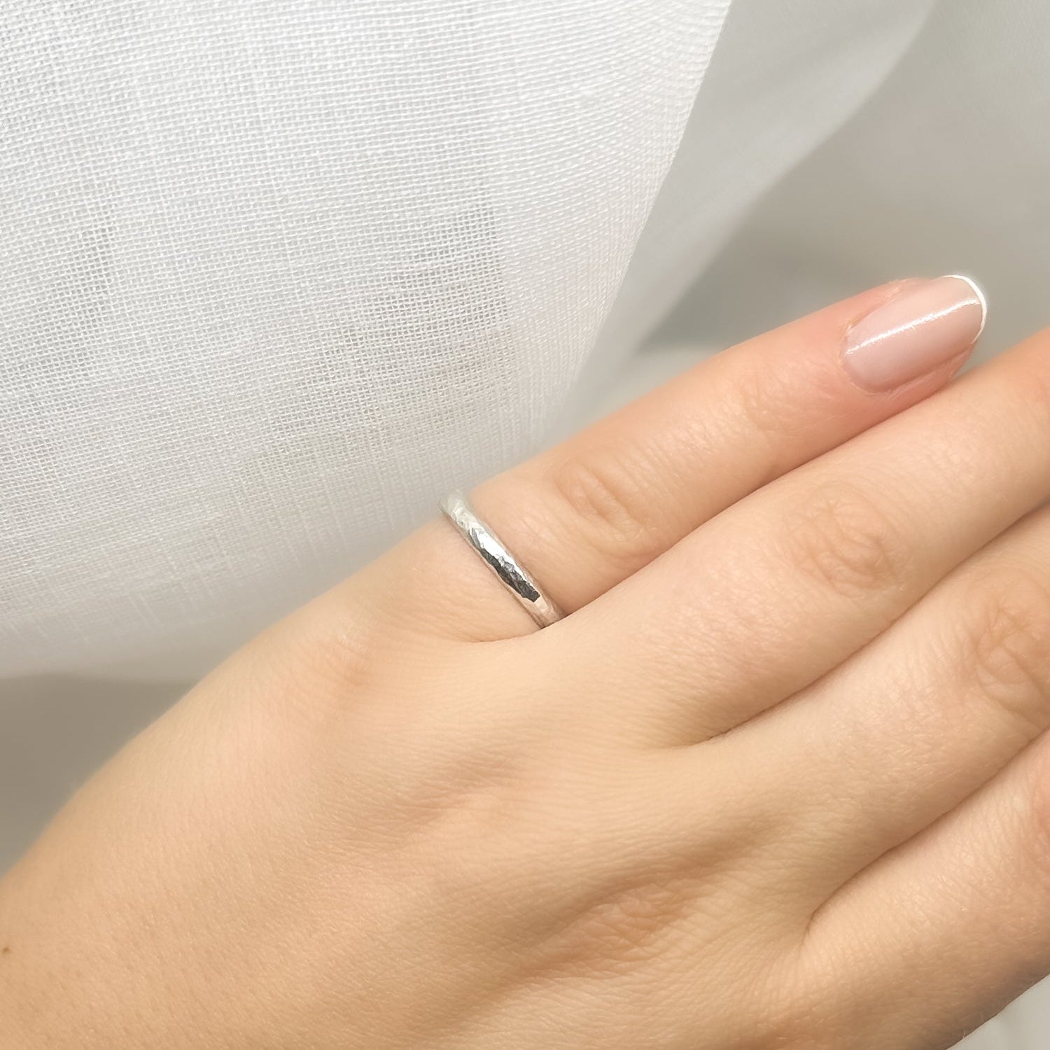 Feiner Silberring mit Hammerschlag-Design an Damenhand