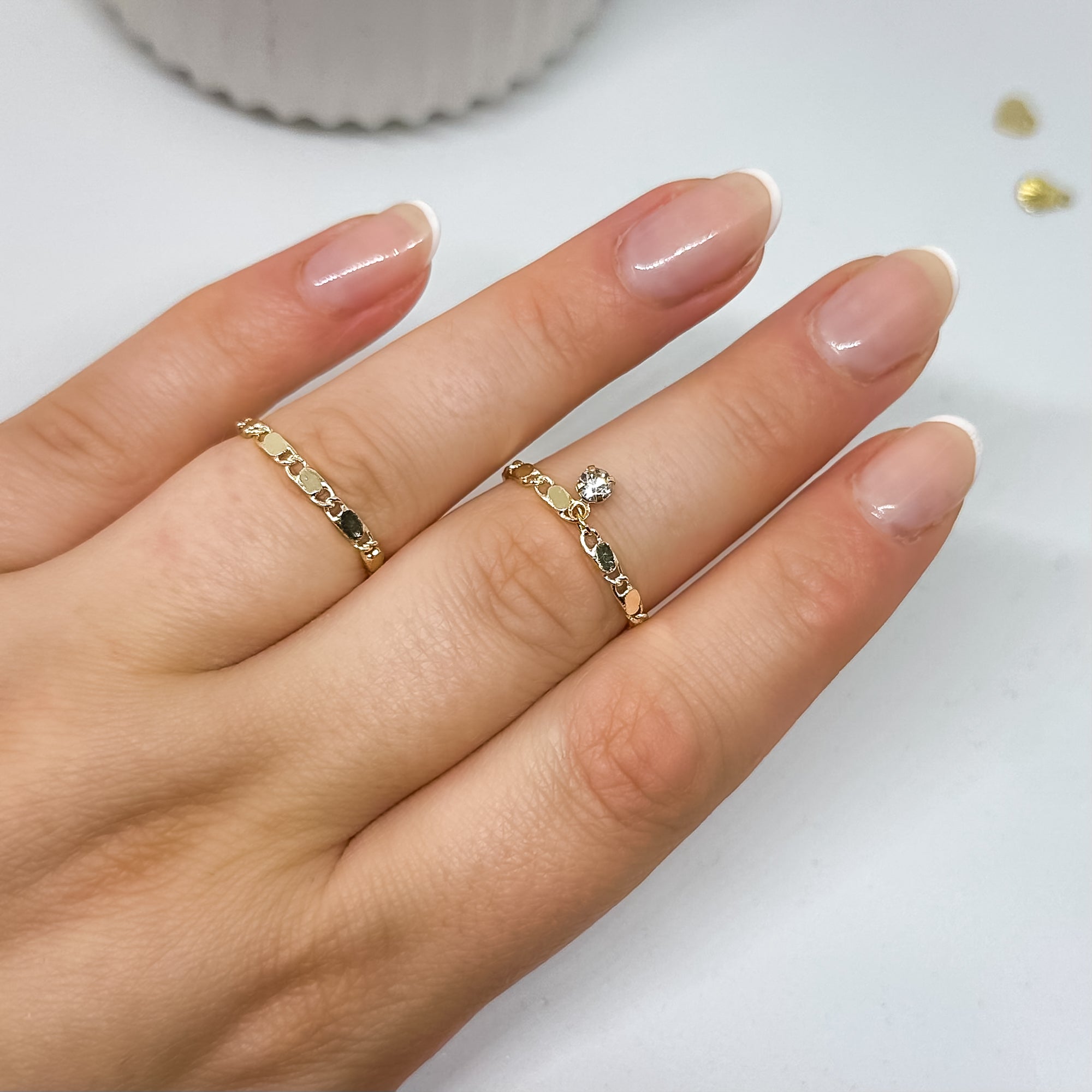 goldene Gliederketten-Ringe mit Kristallanhänger an Hand – filigrane Schmuckringe