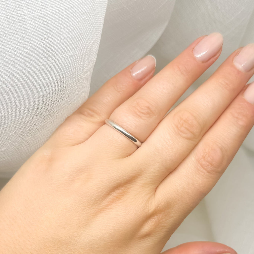 Minimalistischer Silberring an Hand mit Nude-Maniküre – zeitloser Schmuck
