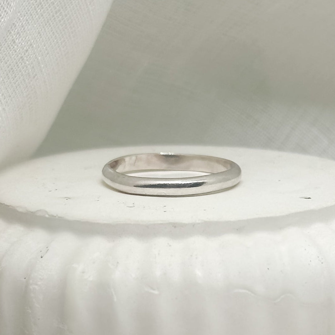 Schlichter Silberring auf weißem Stoff-Set – edler Schmuck