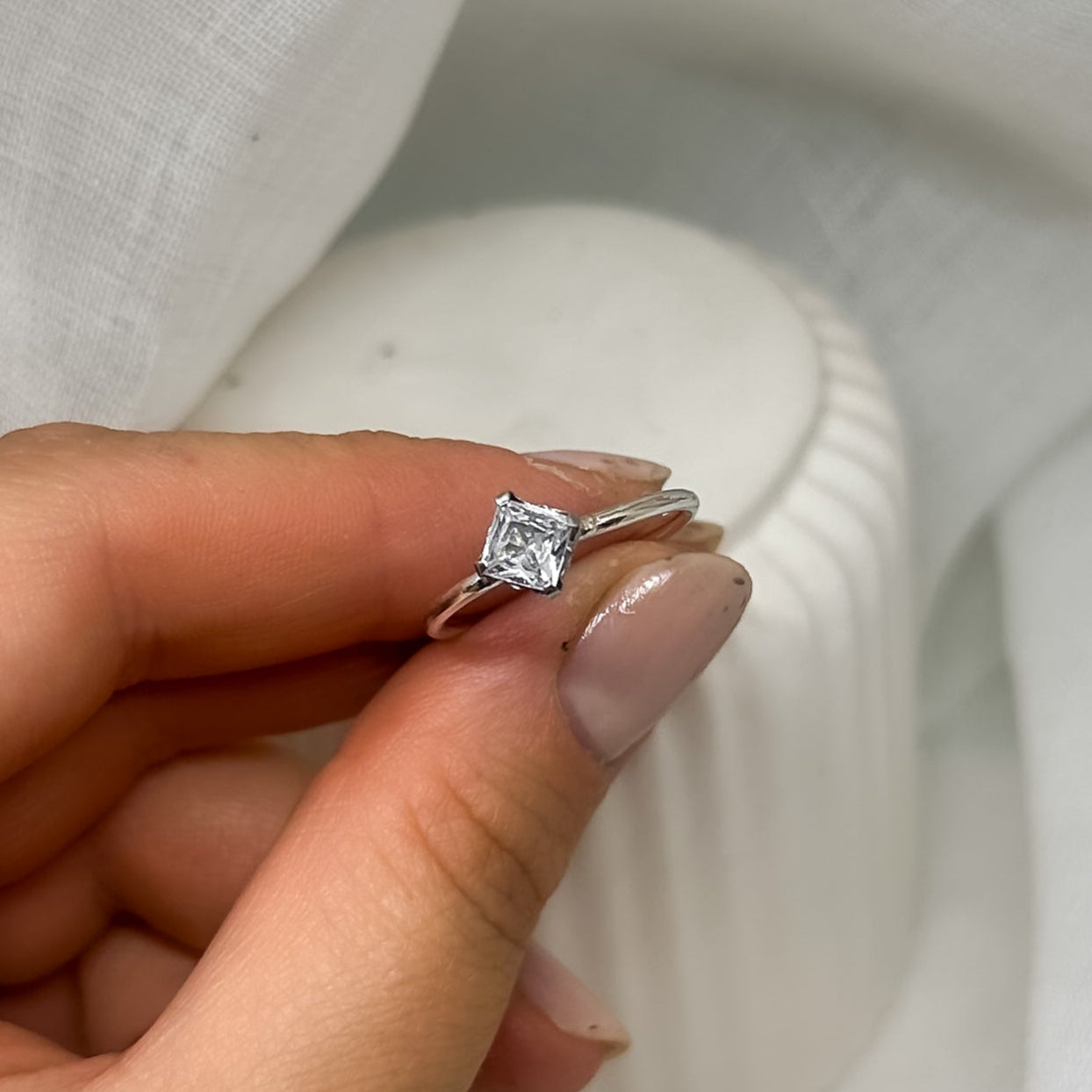 Seitliche Ansicht eines minimalistischen 935 Silberrings mit quadratischem Zirkonia