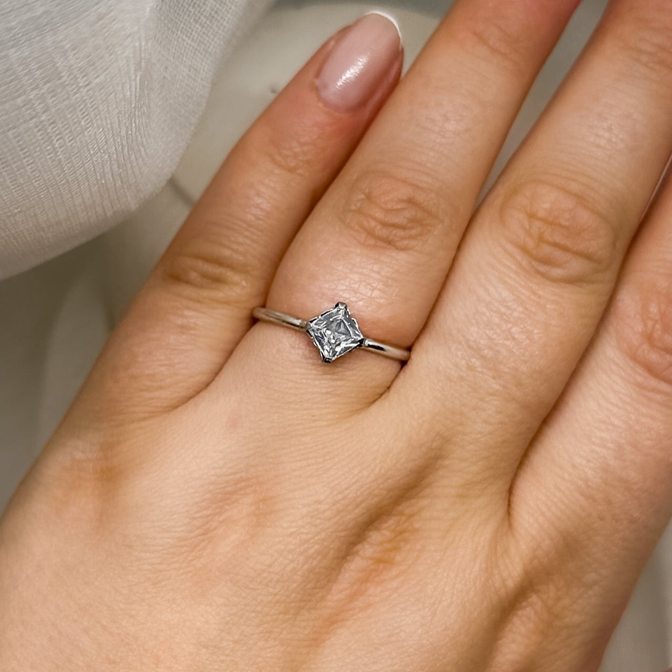 Eleganter 935 Silber Ring mit quadratischem Zirkonia-Stein – Handaufnahme